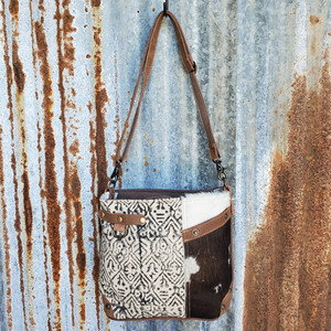 Swirl Cowhide Pocket Cross Body Front